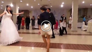 Девушка просто танцевала на свадьбе и прославилась на всю Сеть